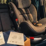 Boulgom siège auto : siège enfant fixé et étiquette de conformité