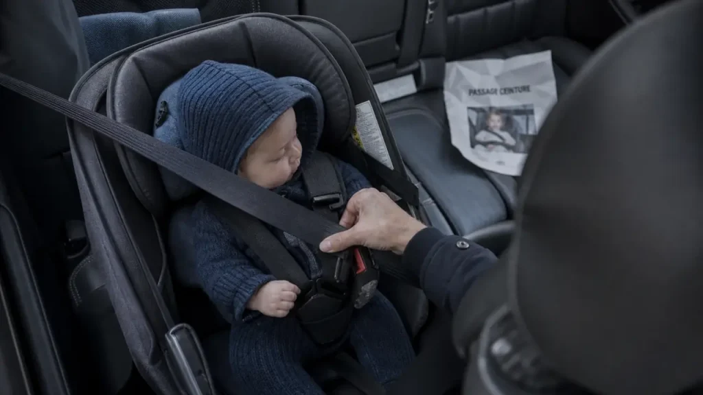 Siège auto avec ceinture : cheminement exact, groupes et erreurs à éviter