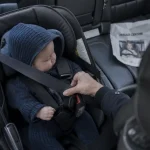 Installer un siège auto avec ceinture : ceinture 3 points correctement ajustée