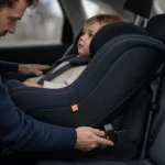 Poids siège auto : parent installe un siège i-Size avec fixation Isofix