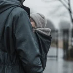 Veste porte bébé 4-en-1 waterproof, parent en veste de portage et bébé au chaud
