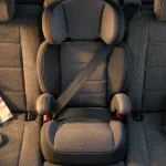 Siège auto groupe 2 3 : ceinture correctement placée sur l’épaule et les hanches