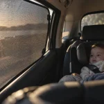 Pare soleil voiture bébé sur vitre latérale pour protéger du soleil